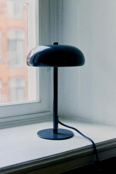 SMALL MONOCHROME TABLE LAMP - أزرق غامق الخاص بـ Zara