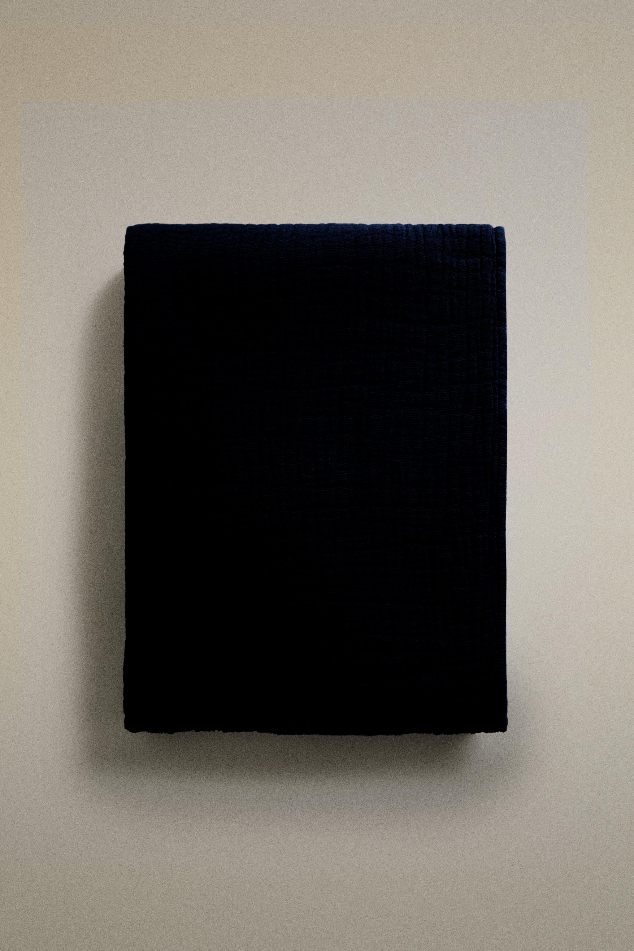 TEXTURED JACQUARD BLANKET