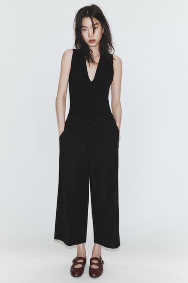 BODY ENTALLADO ESCOTE PICO - Negro de Zara