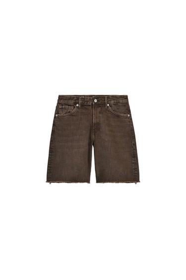 Front view of brown Bermuda shorts with a mid-rise, five pockets and a seamless hem. Front zip and button fastening.