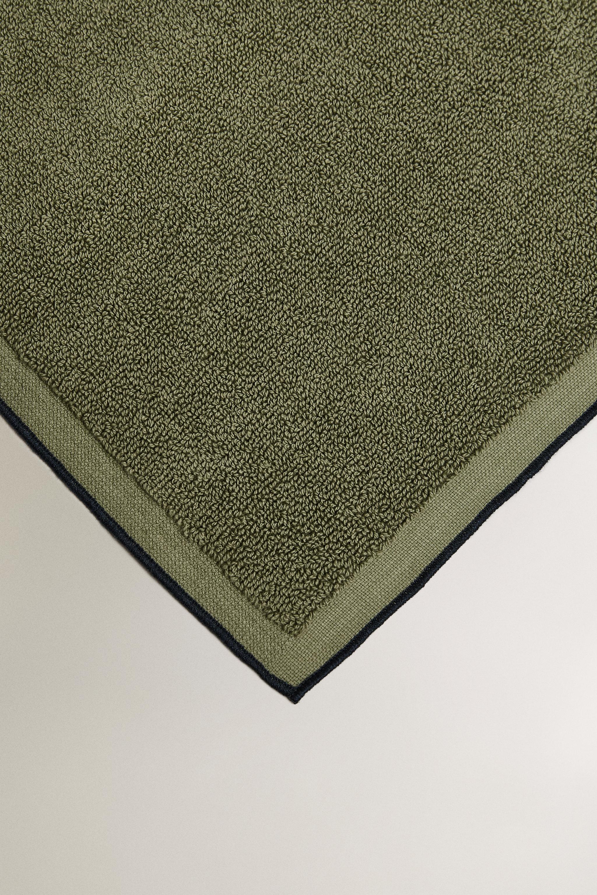 CONTRAST TOPSTITCH BATH MAT