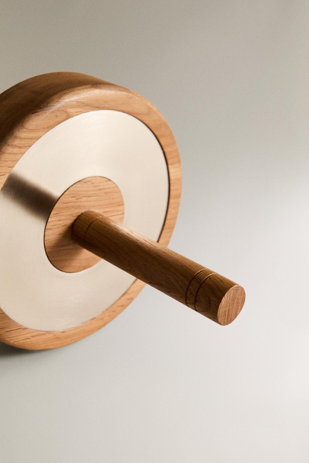 WOODEN TRAINING WHEEL AND BASE — Brown