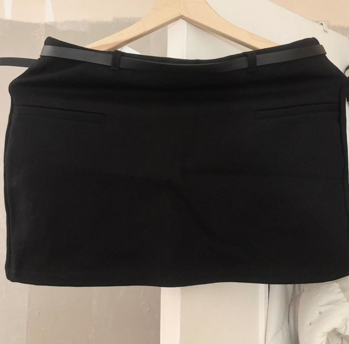 JUPE COURTE NOIRE AVEC CEINTURE - Image 2
