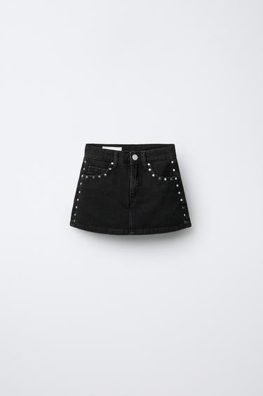 FALDA BERMUDA DENIM TACHAS - Negro de Zara