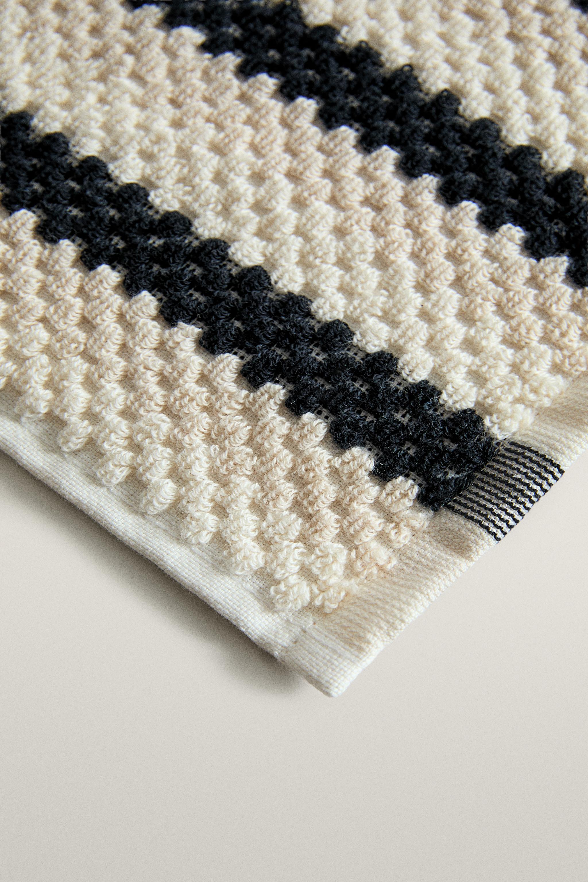 GEOMETRIC JACQUARD BATH TOWEL