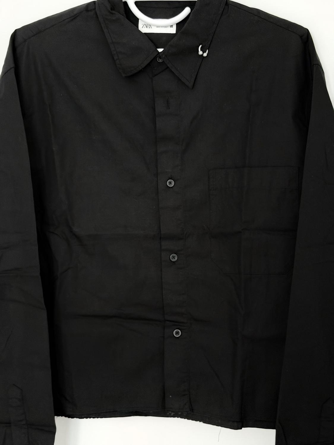 CAMISA NEGRA SILUETA CROPPED FIT - Image 2