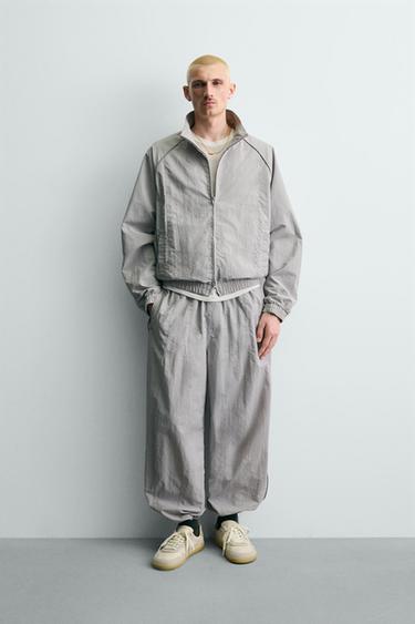 КУРТКА ИЗ ВЫСОКОТЕХНОЛОГИЧНОЙ ТКАНИ С КОНТРАСТНЫМИ ДЕТАЛЯМИ — СВЕТЛО-СЕРЫЙ от Zara