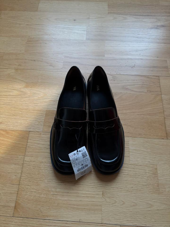 CONTRASTING LEATHER LOAFERS - Image 4