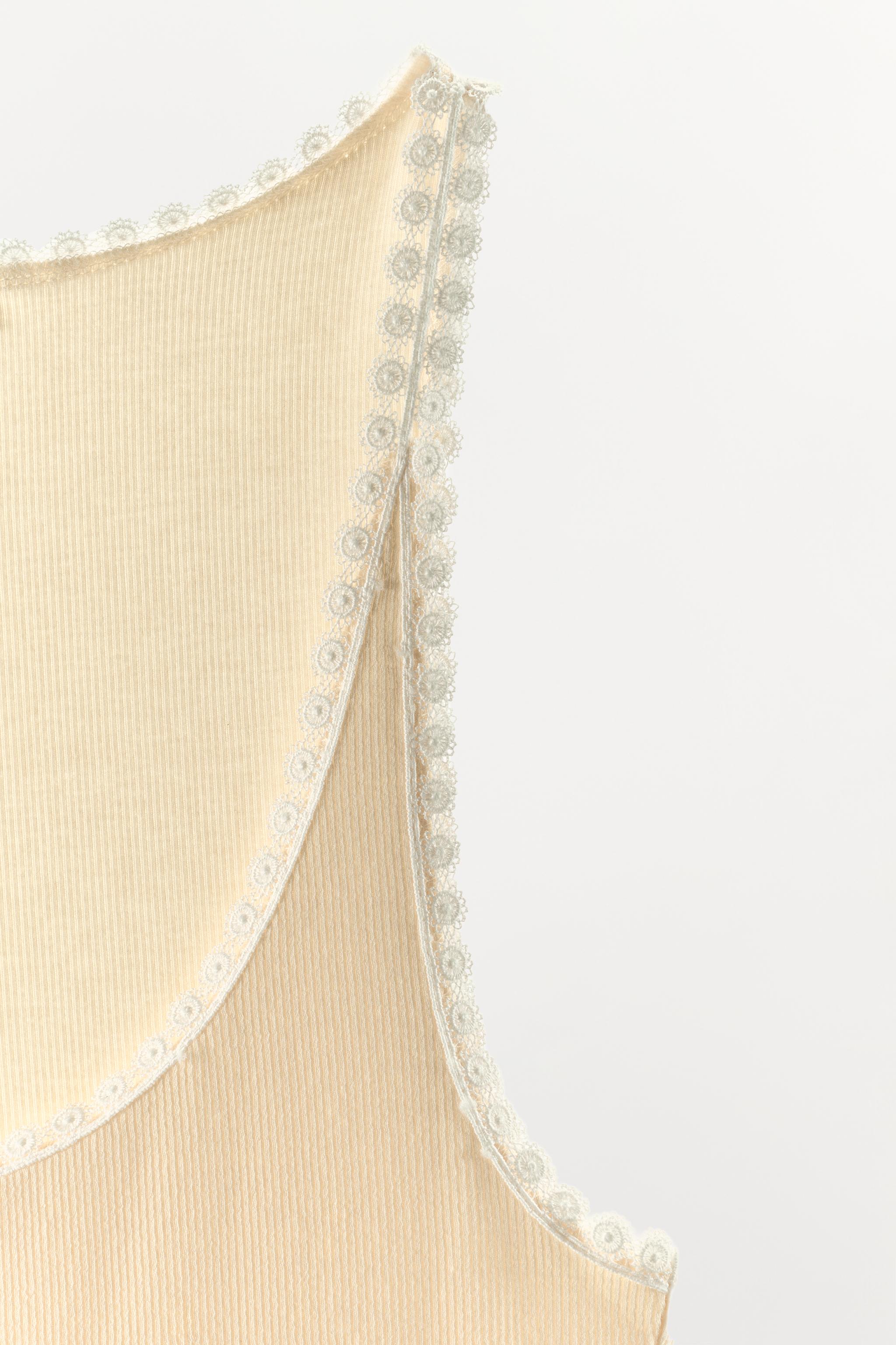 TOP CÔTELÉ AVEC DENTELLE