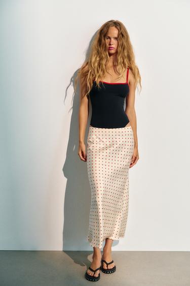 Falda midi de satén con lunares