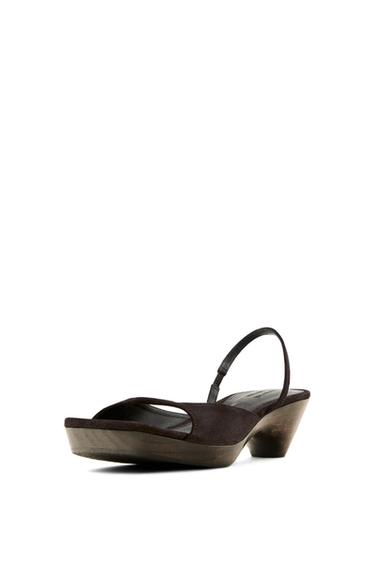 Sandalia tacón madera - Limited edition - Marrón de Zara