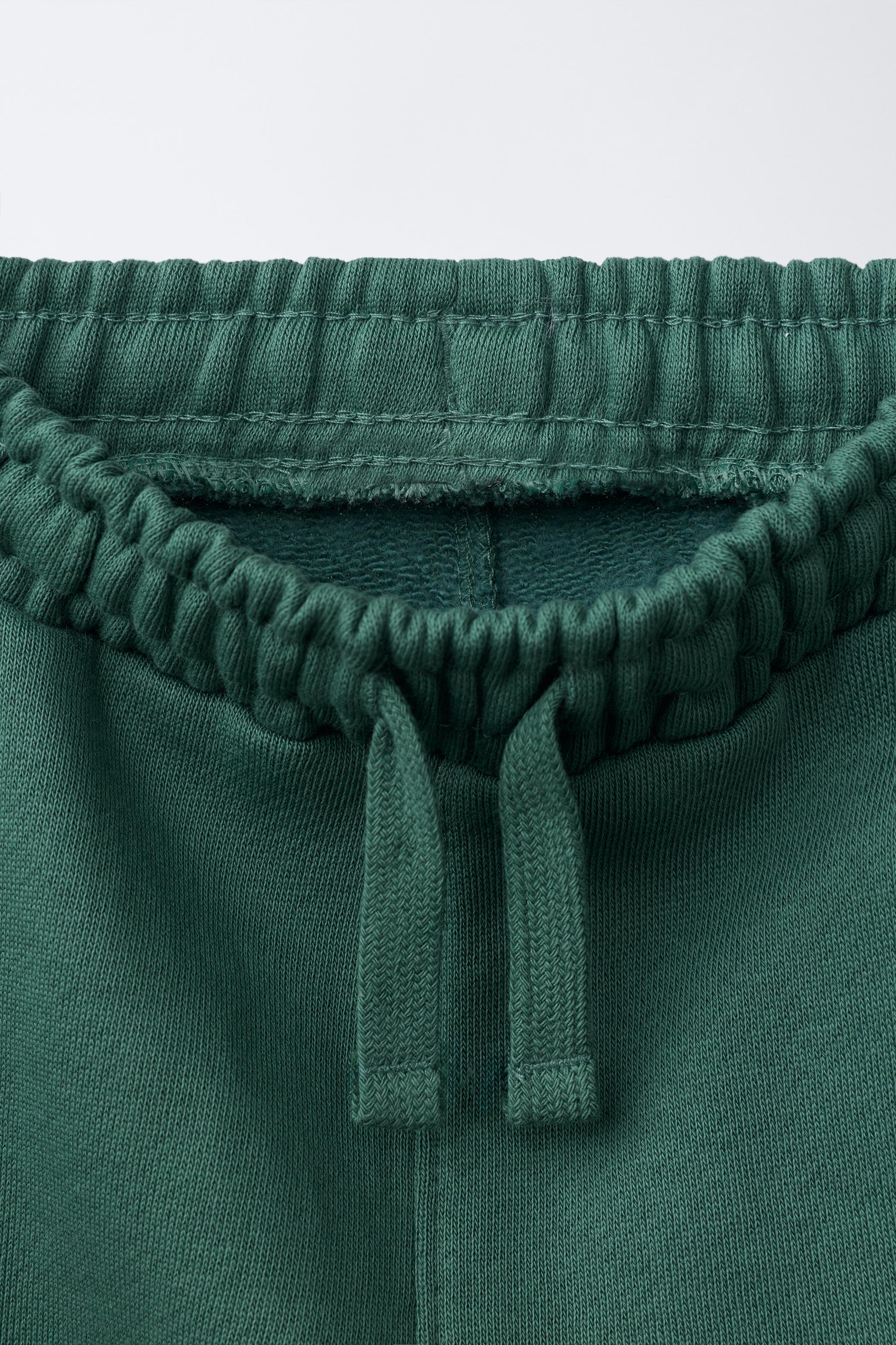 PANTALON EN MOLLETON BARREL À INSCRIPTION IMPRIMÉE