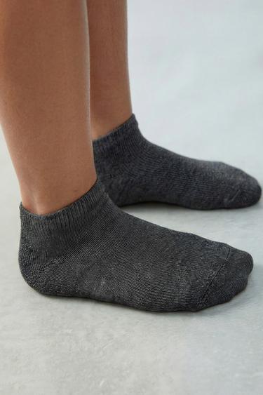 حزمة من أربعة جوارب قصيرة سادة - رمادي by Zara