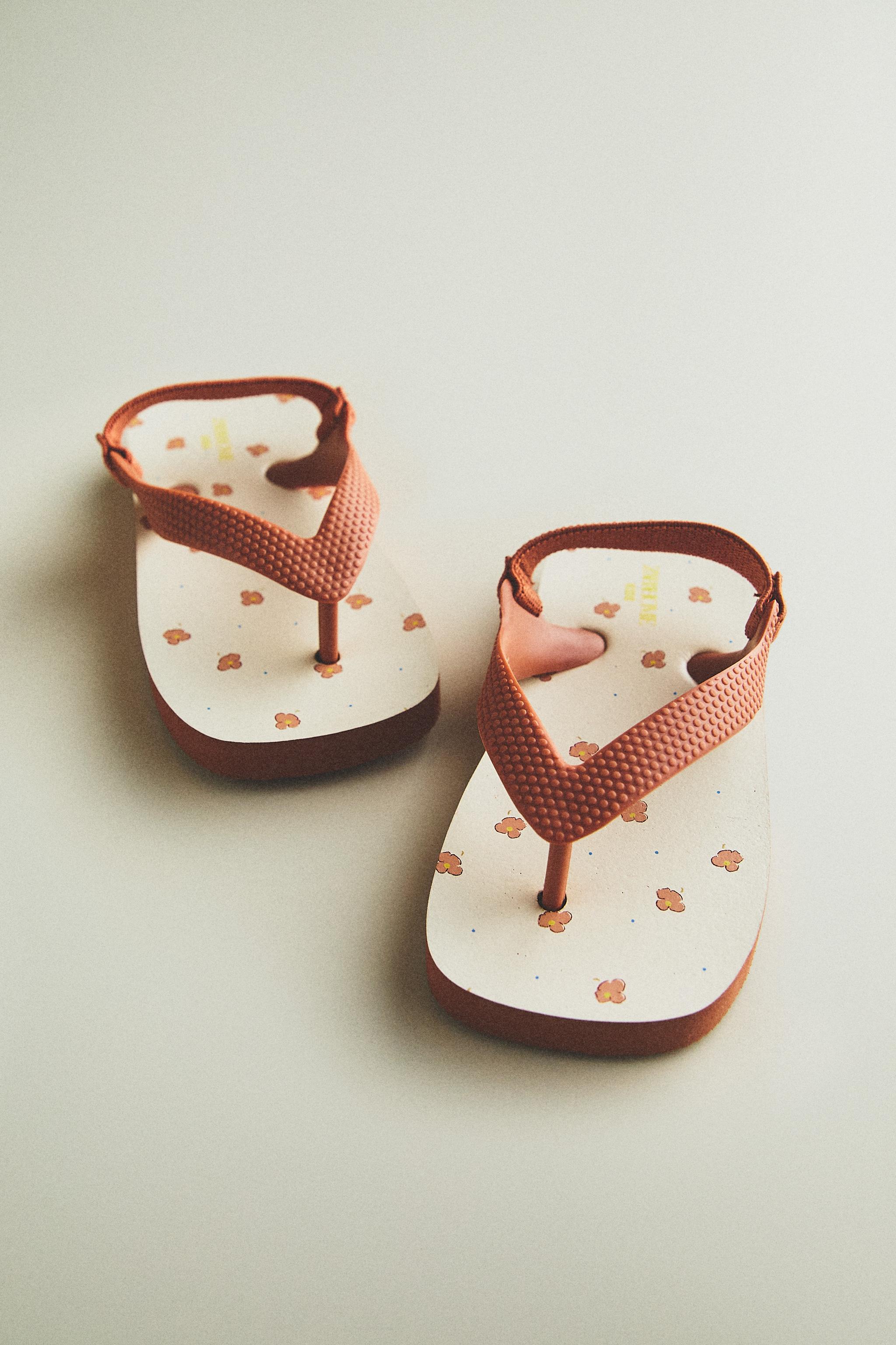 KIDS' TOE DIVIDER SANDALS — Beige