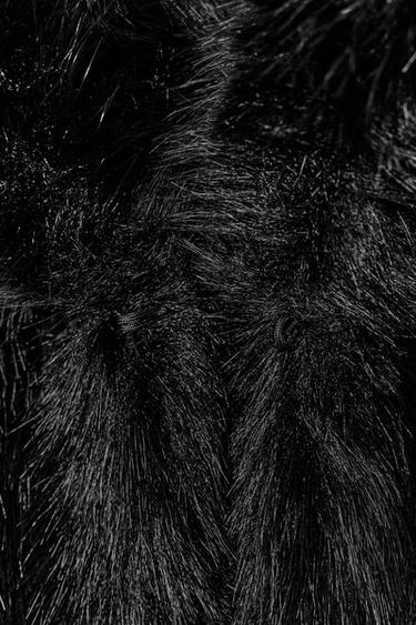 ABRIGO CORTO EFECTO PELO - Negro de Zara