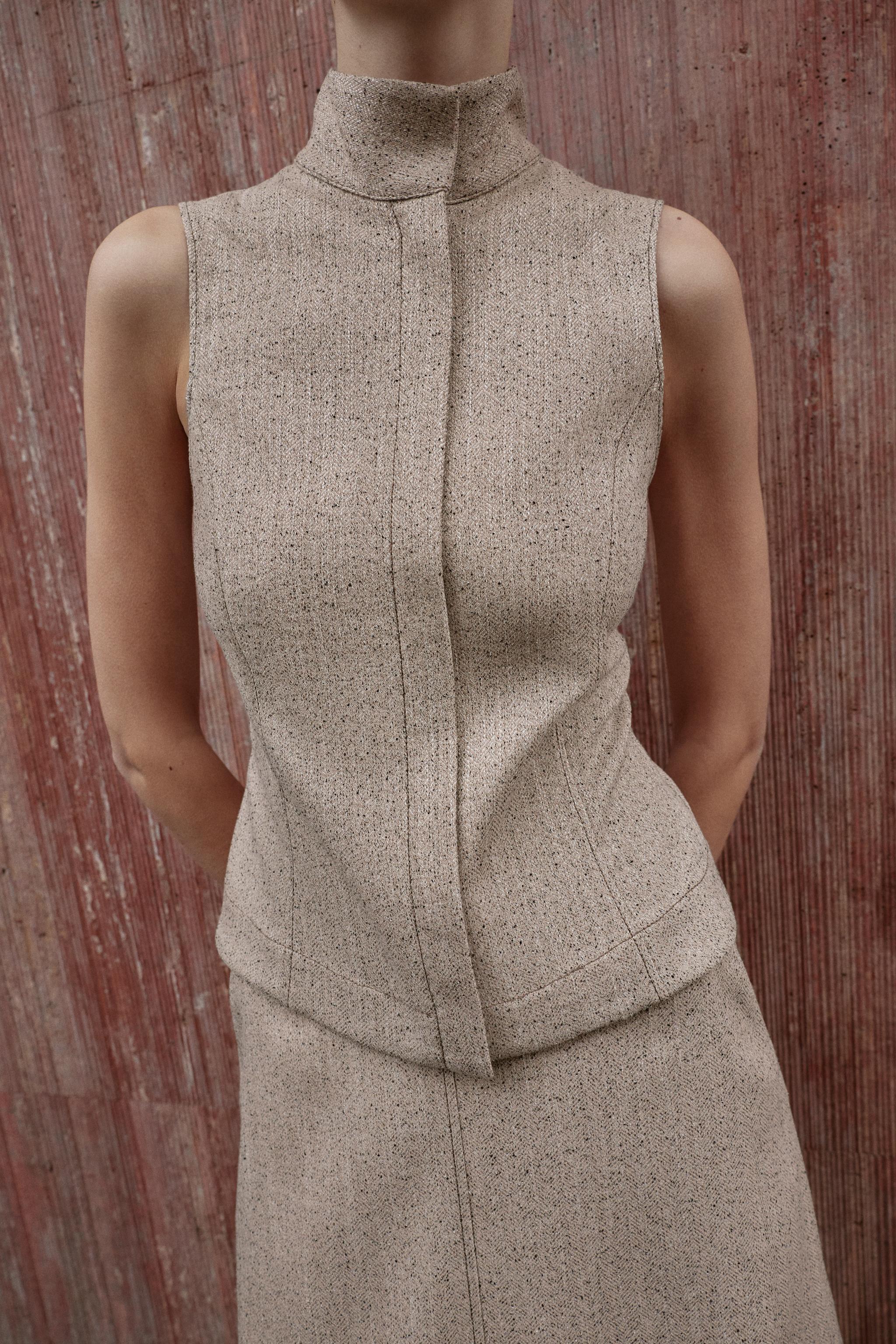 TOP SANS MANCHES À COL MONTANT