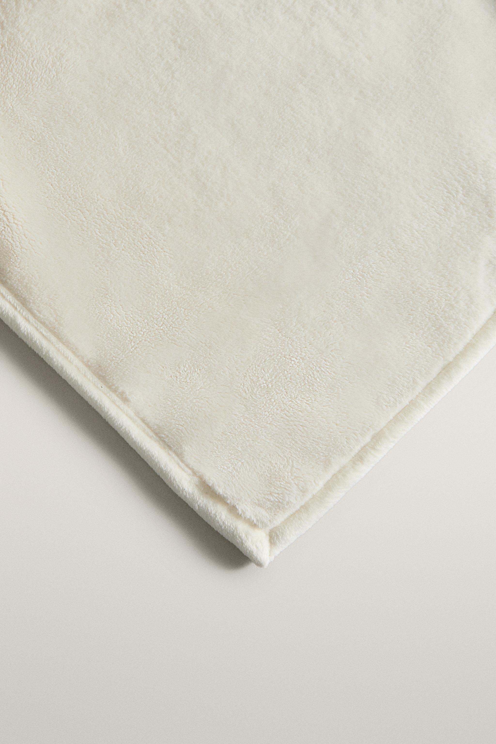FLEECE BLANKET