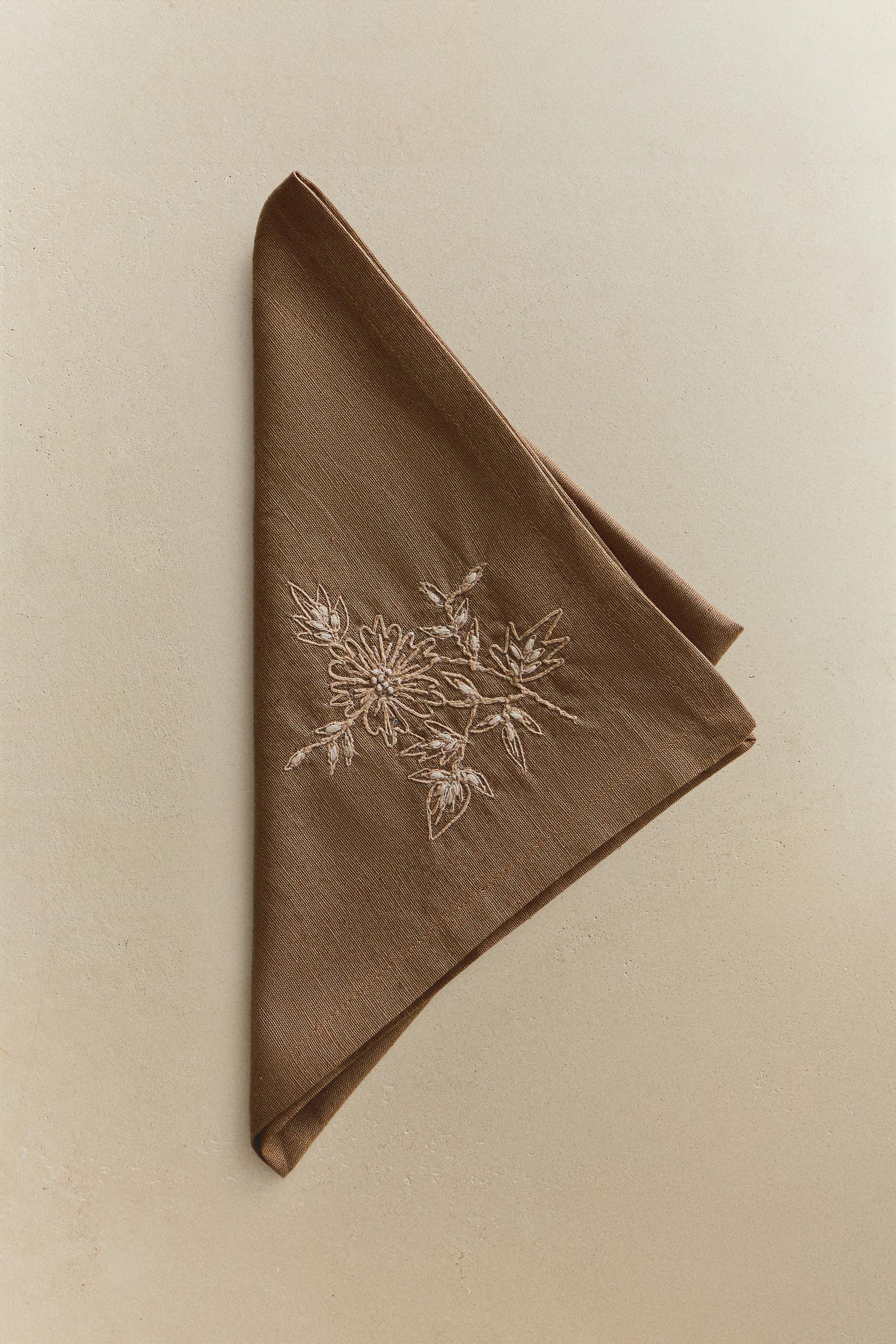 SET OF EMBROIDERED FLOWER NAPKINS (SET OF 2)