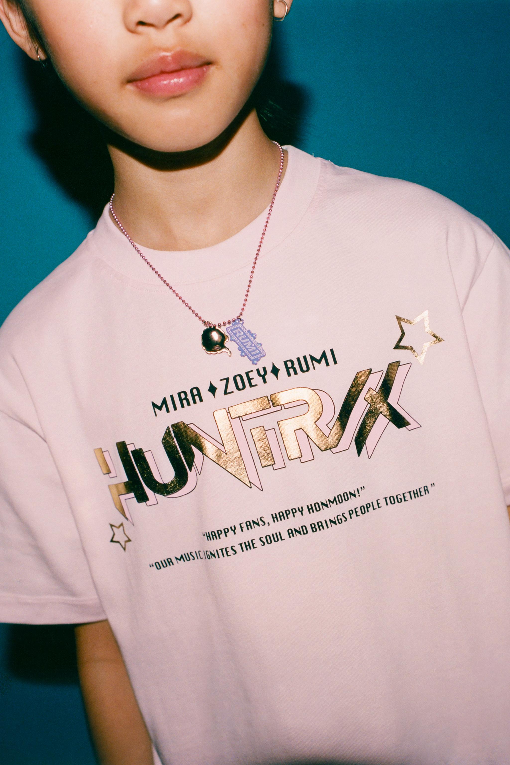 KPOP DEMON HUNTERS™ NETFLIX © T-SHIRT — Pink