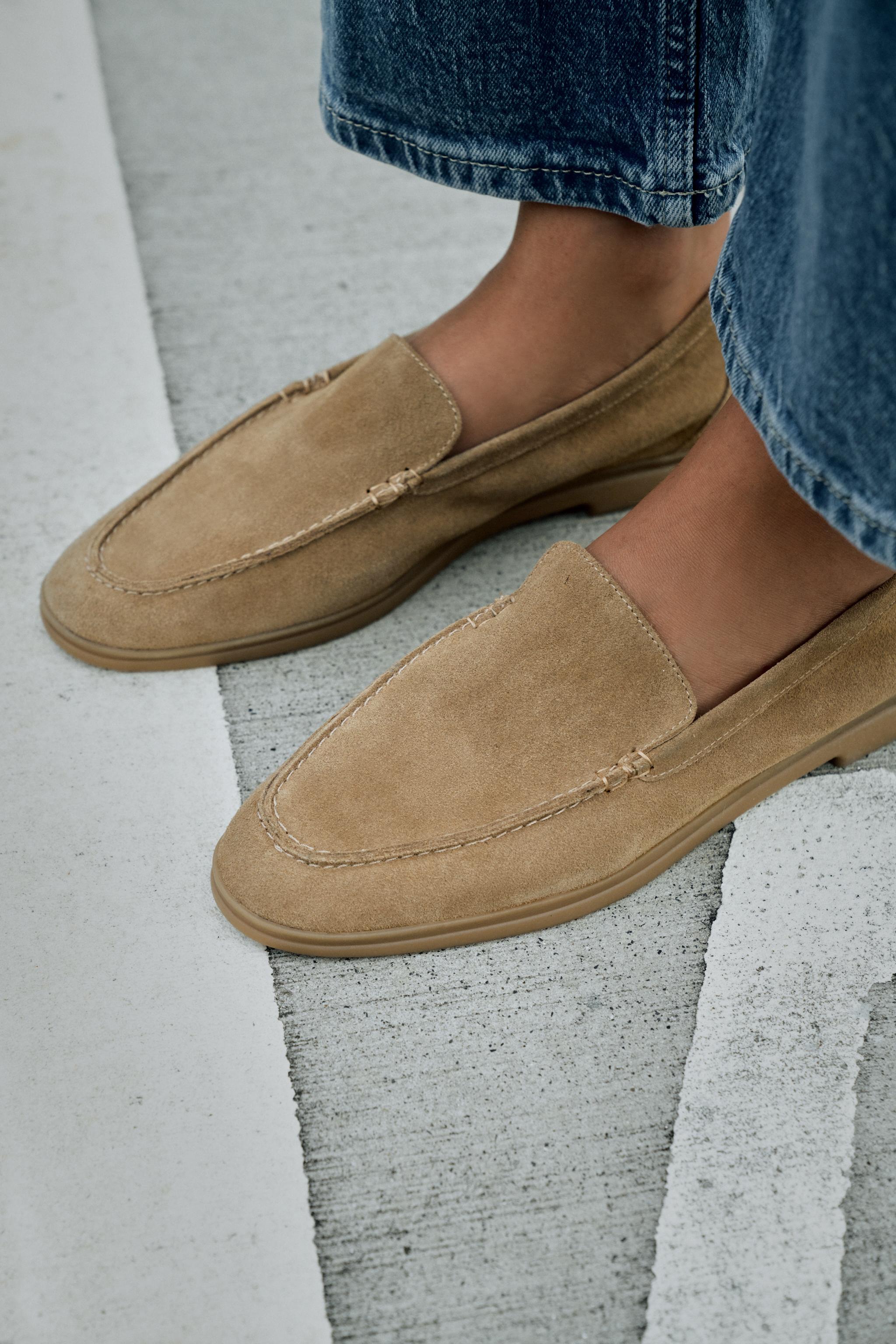 LOW HEEL SPLIT LEATHER LOAFERS