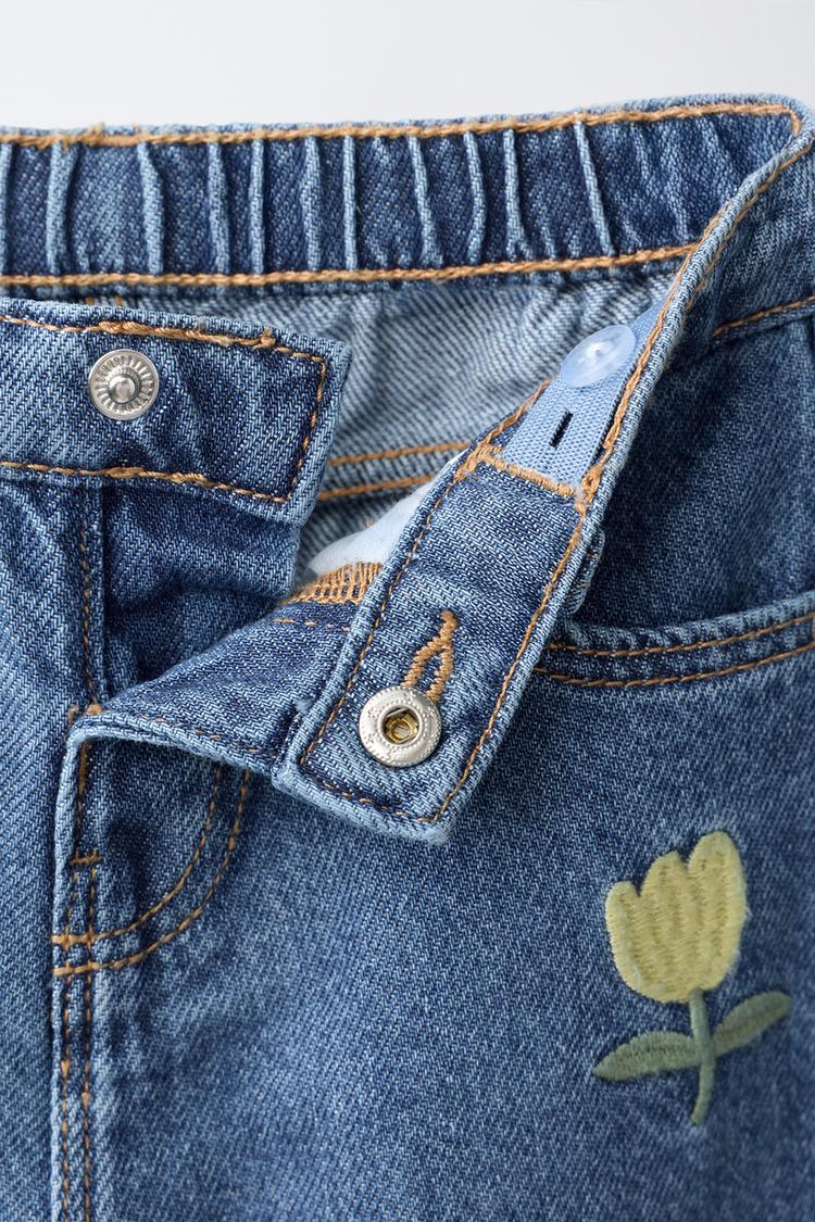 JEANS TIPO BARRIL CON BORDADO FLORAL 3