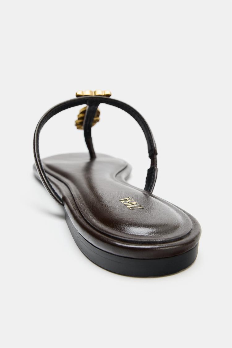 Sandalias planas con aplique de pez 5