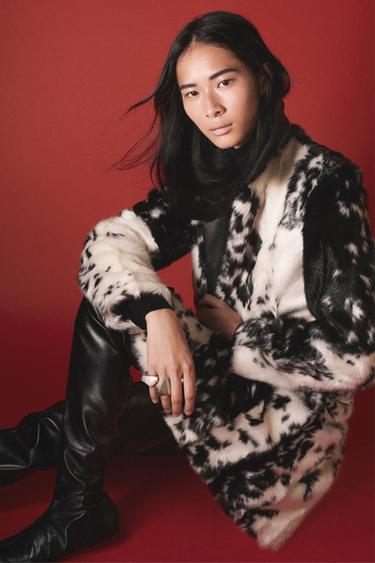 ABRIGO ESTAMPADO ANIMAL - THE ITEM ZARA WOMAN - Negro / Blanco de Zara