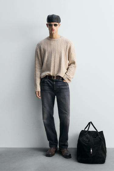 كنزة محاكة بنقشة مضفرة - مِحْمر الخاص بـ Zara