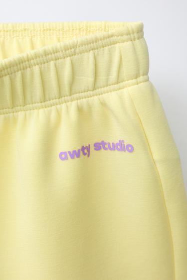 SHORT INSCRIPTION RELIEF SPORT - Jaune citron de Zara - Image 2