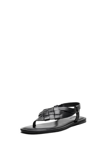 Sandale plate en cuir tressé - Noir de Zara