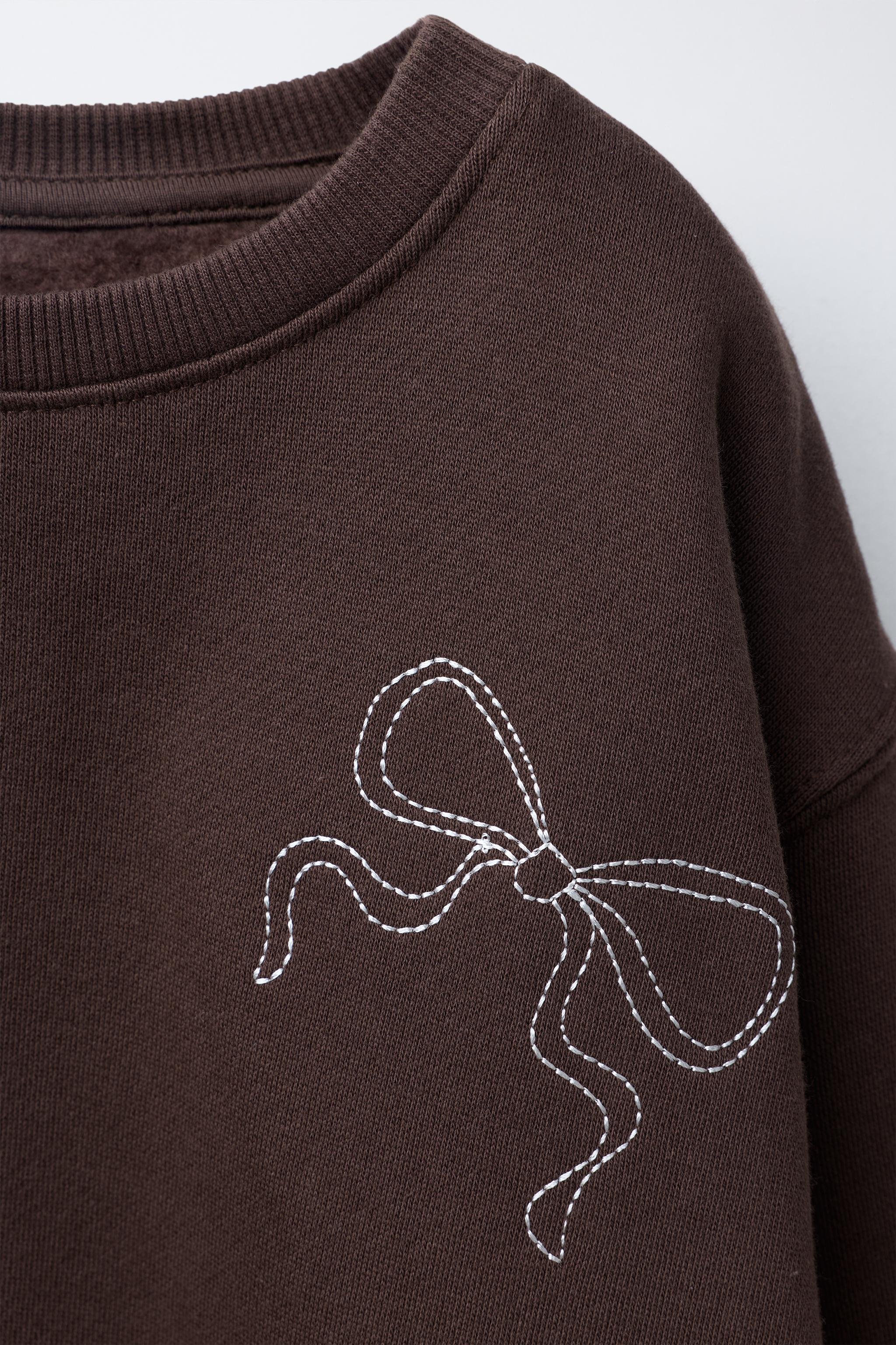 SWEAT BRODÉ EN CONTRASTE