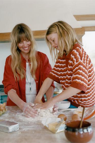 ТРИКОТАЖНА БЛУЗА С ЯКИЧКА И ПЛЕТЕНИ НА КУКА МОТИВИ - Оранжев от Zara