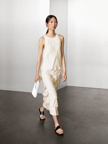 Vestido largo fluido con volantes - Crudo de Zara