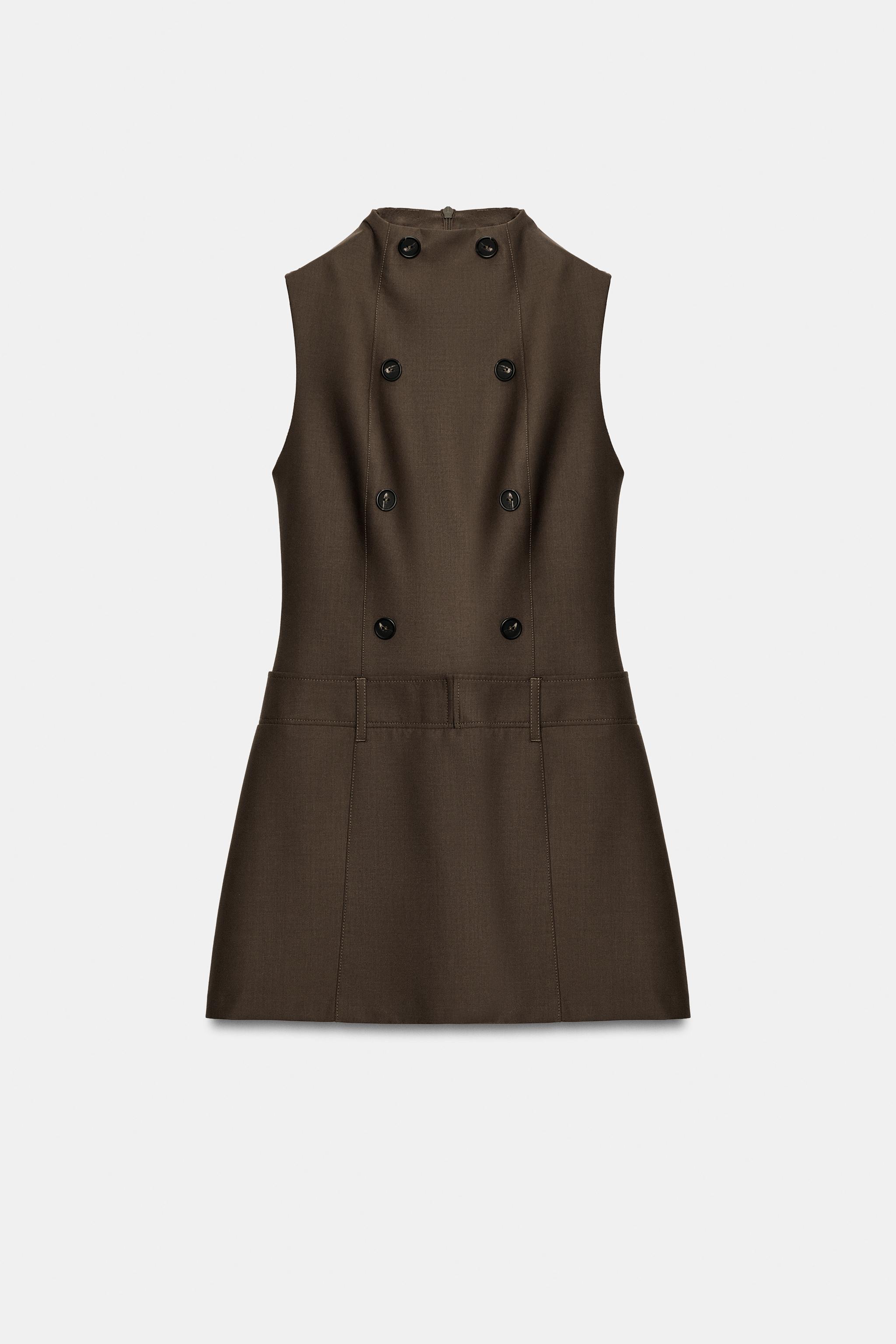 ROBE À COL MONTANT ET BOUTONS