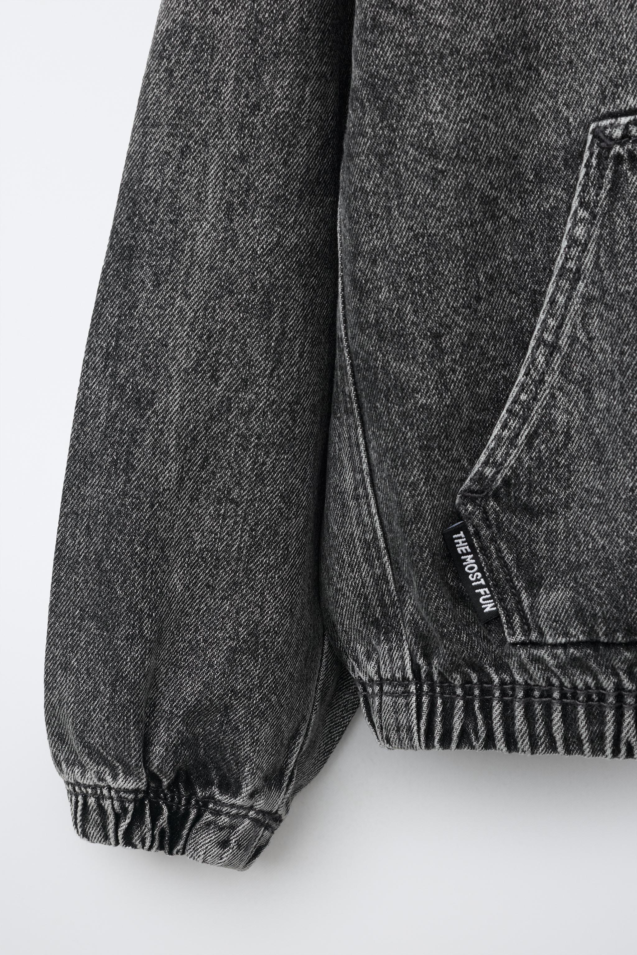 VESTE EN JEAN À CAPUCHE ET ÉTIQUETTE