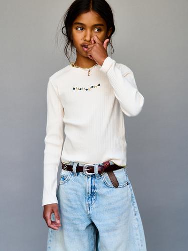 GERIPPTES T-SHIRT MIT STICKEREI - Cremefarben von Zara