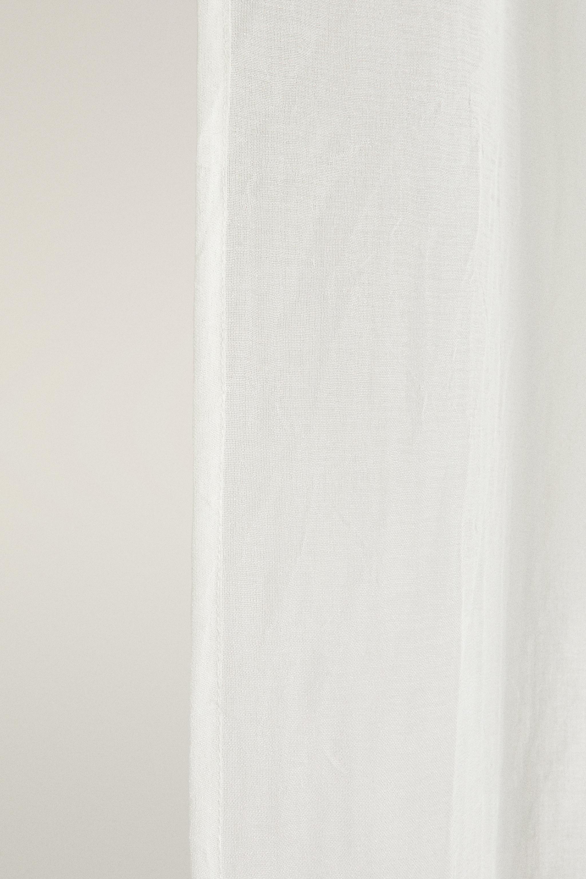 SHEER CURTAIN WITH VERY LOW FILTRATION