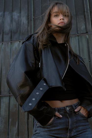 CAZADORA BIKER CROP EFECTO PIEL - Negro de Zara