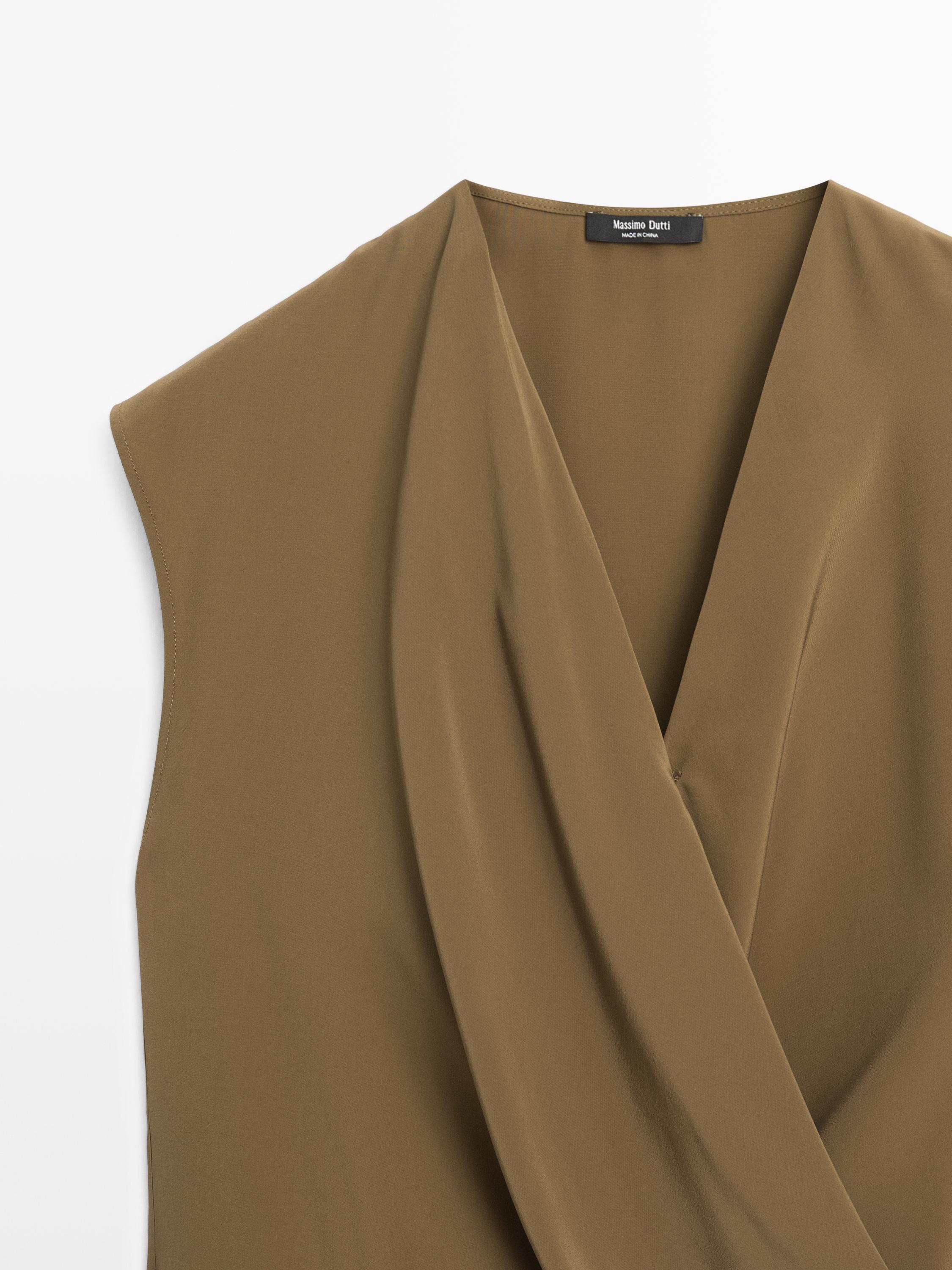 Total look flowing draped top