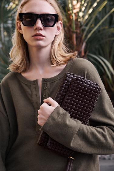 BOLSA CON TRENZADO - Rojo Burdeos de Zara