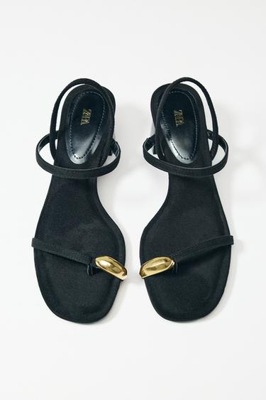 SANDALIA TACÓN DETALLE METÁLICO - Negro de Zara