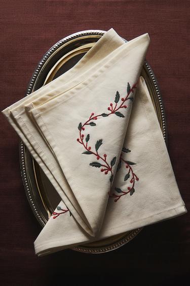 PACK OF COTTON CHRISTMAS NAPKINS WITH BERRIES (PACK OF 2) - Green by Zara - Image 5