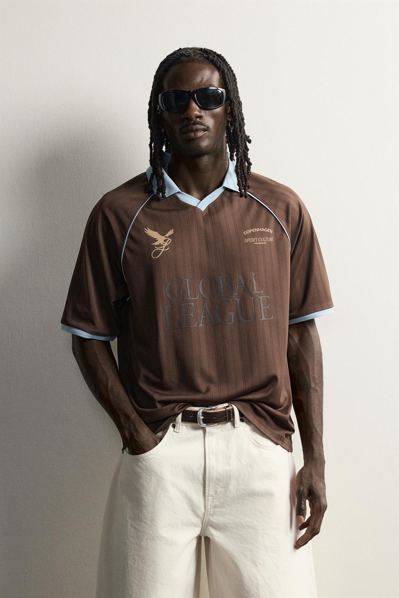 RETRO SOCCER RELAXED FIT POLO — Brown