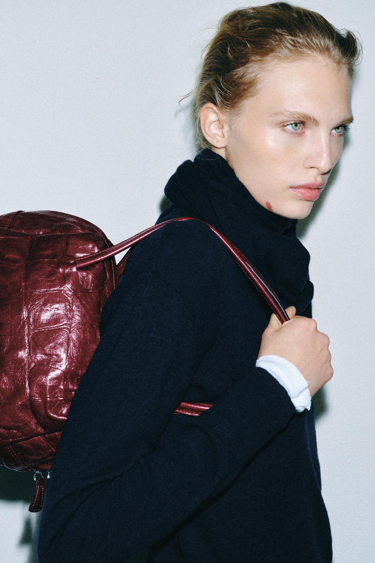 TEXTURED LEATHER SHOULDER BAG — Red