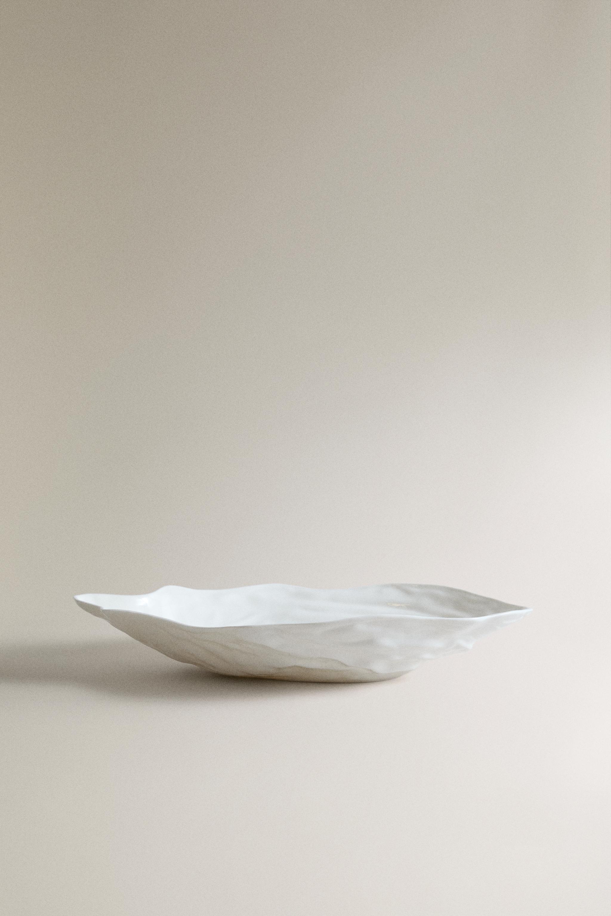 LARGE PORCELAIN SHELL SERVING DISH — White