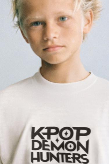 CAMISETA ESTAMPADA KPOP DEMON HUNTERS™ NETFLIX © - Crudo de Zara