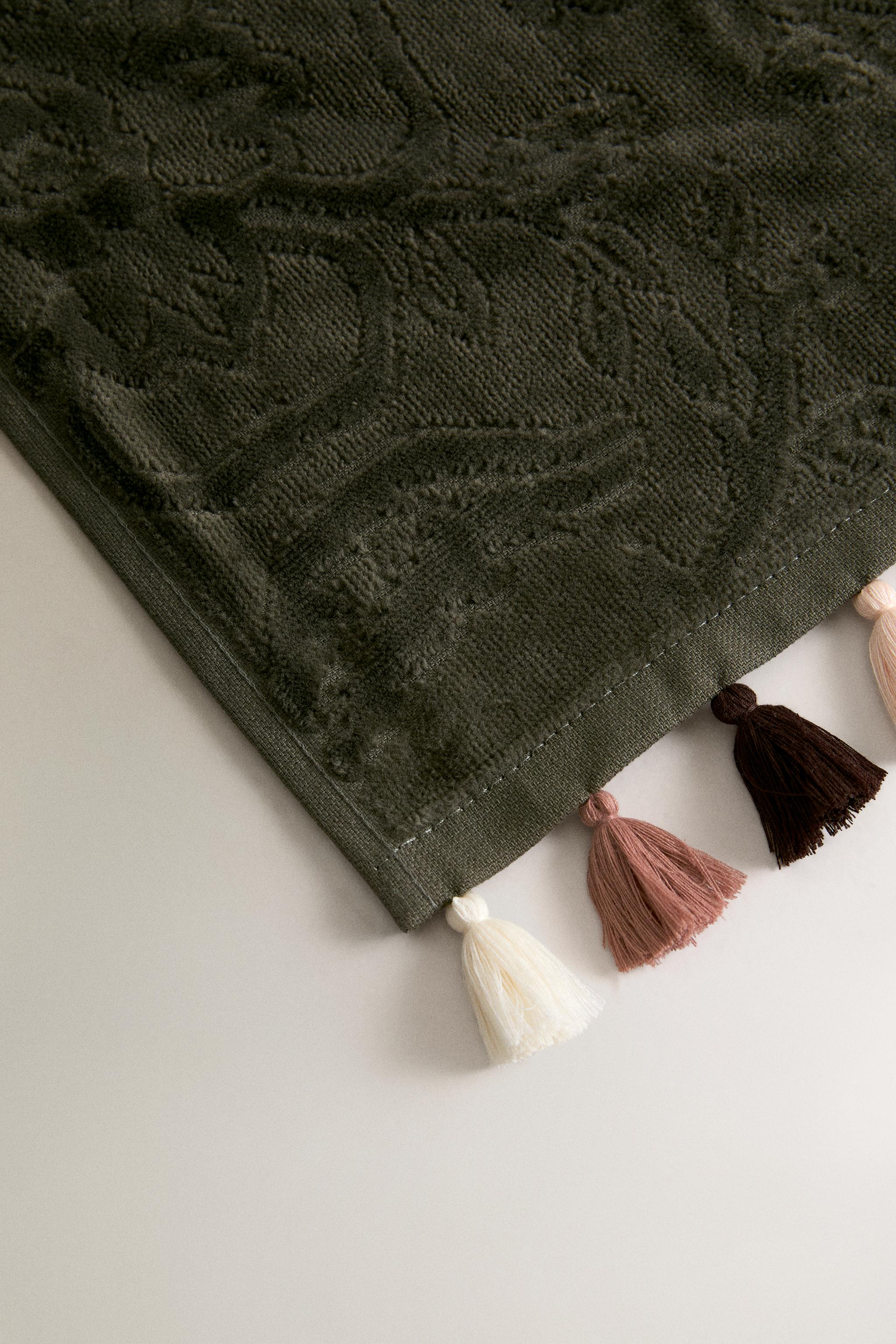 JACQUARD POMPOM BATH TOWEL
