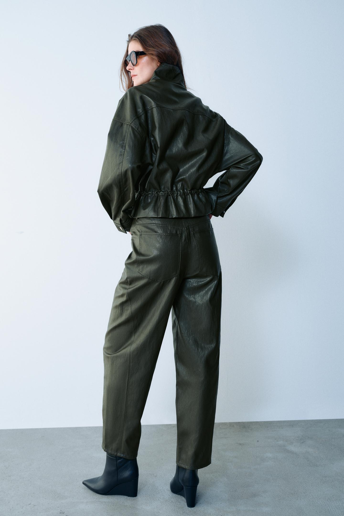 Женские брюки Zara Faux Leather Barrel, цвет: Тёмный хаки — фото 6