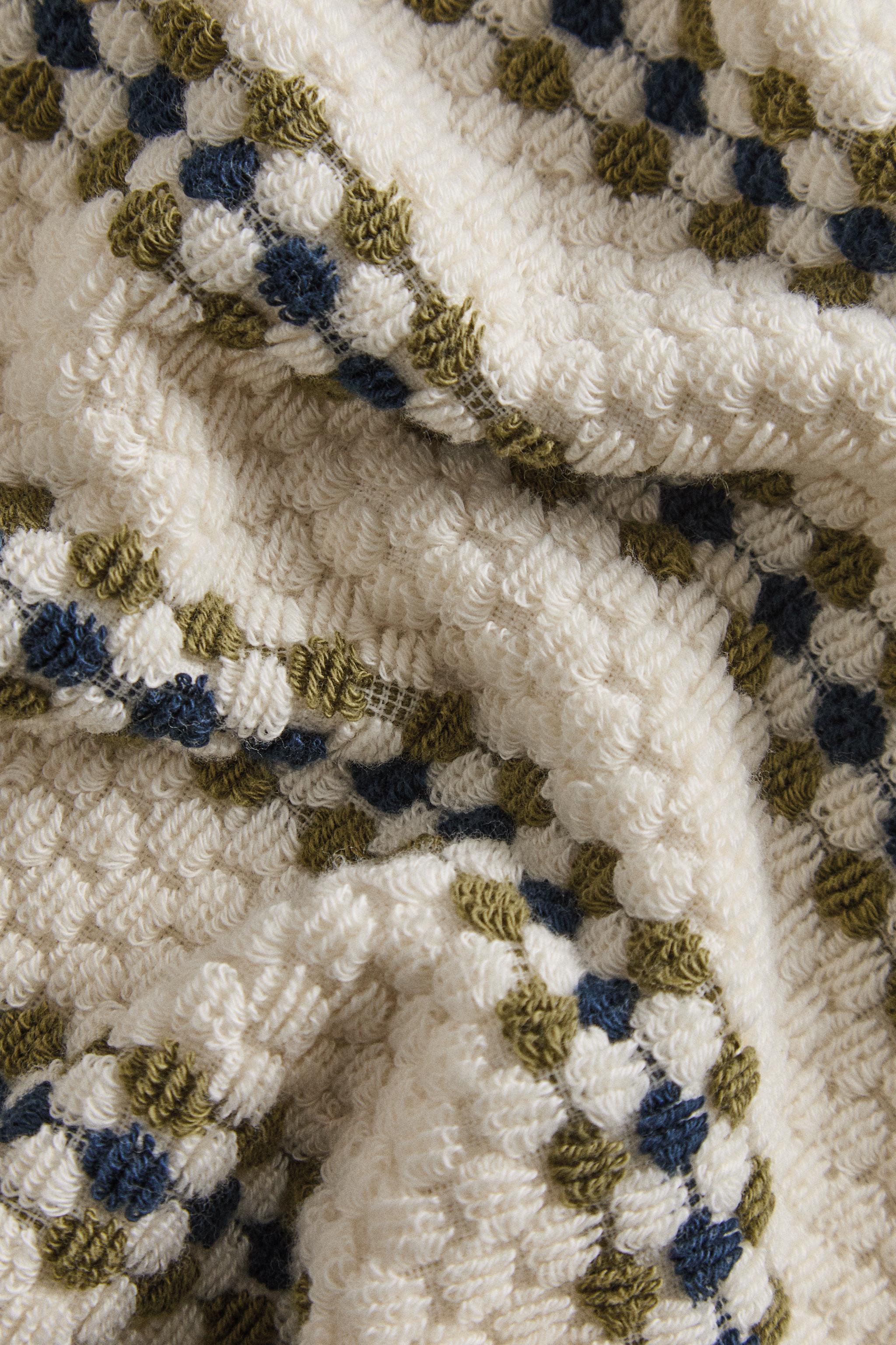 GEOMETRIC TEXTURED BATH TOWEL