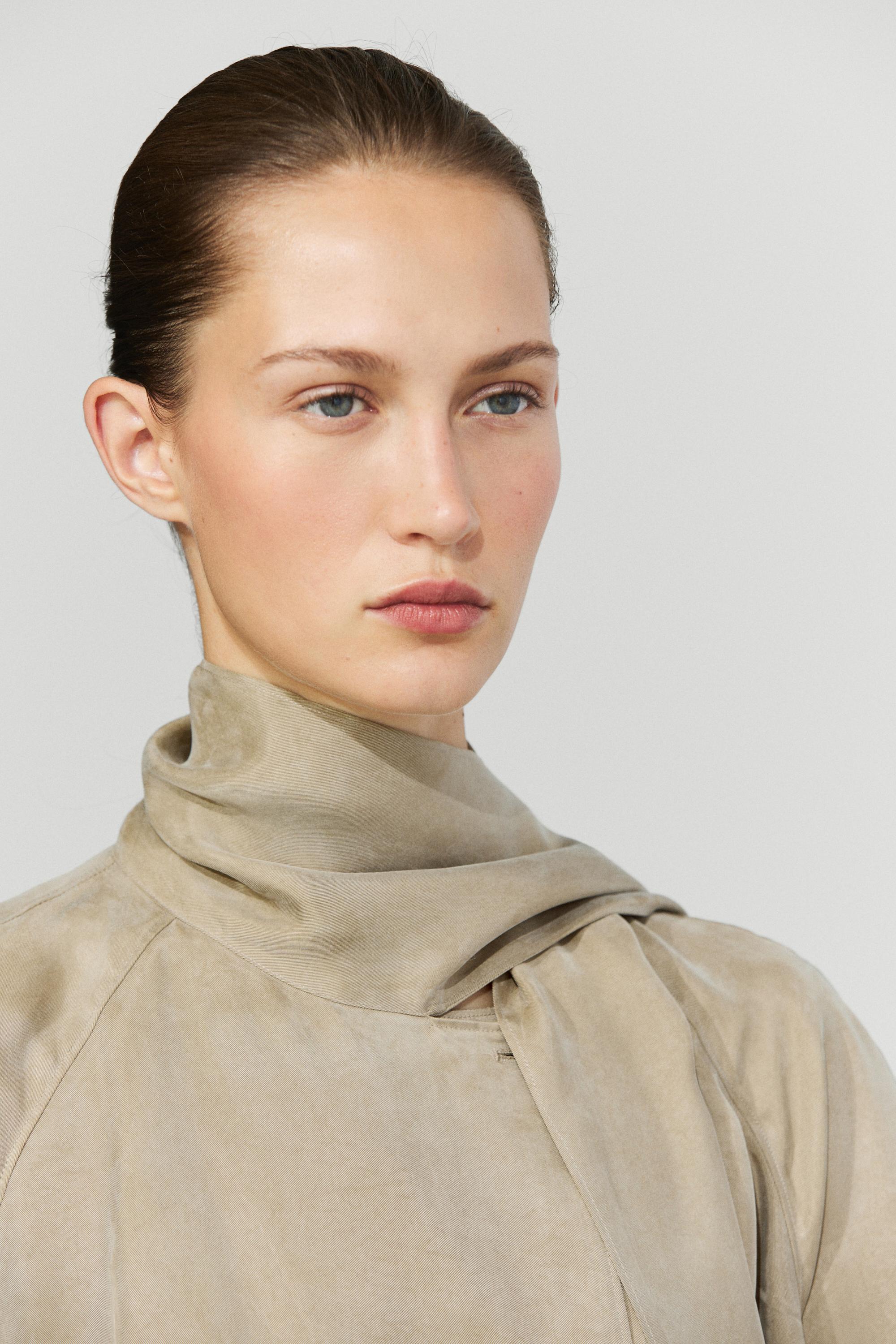 Flowing shirt with scarf detail